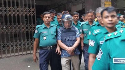 আদালত চত্বরে সাবেক আইজিপি চৌধুরী আব্দুল্লাহ আল মামুন (ফাইল ছবি)