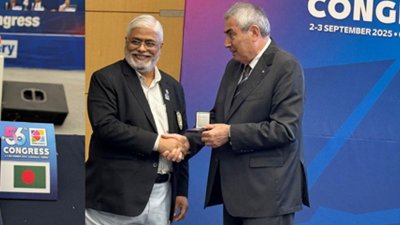 ফলক নিচ্ছেন কাজী রাজীব উদ্দিন চপল
