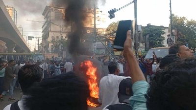 টায়ার জ্বালিয়ে গণঅধিকার পরিষদের বিক্ষোভ