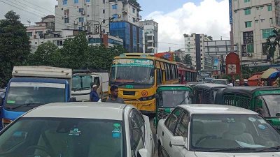 শ্রমিকদের সড়ক অবরোধে কুড়িল এলাকায় দেখা দেয় যানজট