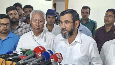 কথা বলছেন আবুল ফজল মো. সানাউল্লাহ