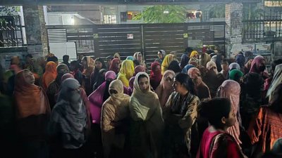 ছাত্রদল নেতার আপত্তিকর মন্তব্যের প্রতিবাদে বিক্ষোভ করেছেন রাজশাহী বিশ্ববিদ্যালয়ের জুলাই ৩৬ হলের ছাত্রীরা