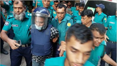 আদালত চত্বরে প্রতারক  মোহাম্মদ হোসেন ফারুক