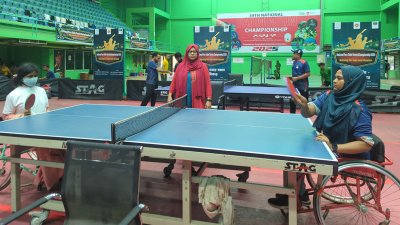 জাতীয় প্যারা টেবিল টেনিস চ্যাম্পিয়নশিপে অংশ নিচ্ছেন আঁখি মনি (ডানে)/বাংলা ট্রিবিউন