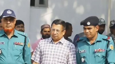 পুলিশ পাহারায় রাজসাক্ষী সাবেক আইজিপি চৌধুরী আবদুল্লাহ আল-মামুন (ফাইল ফটো)