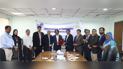 ইস্ট ওয়েস্ট ইউনিভার্সিটির উপাচার্য অধ্যাপক ড. শামস রহমান এবং ঢাকা চেম্বারের সভাপতি জনাব তাসকীন আহমেদ নিজ নিজ প্রতিষ্ঠানের পক্ষে চুক্তিতে স্বাক্ষর করেন