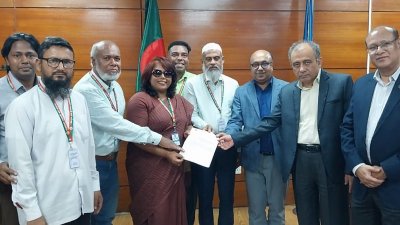 মানববন্ধন চলাকালে পিএসসির চেয়ারম্যানকে একটি স্মারকলিপি দেন সংগঠনের নেতারা