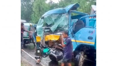 সংঘর্ষে ক্ষতিগ্রস্ত পিকআপ