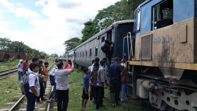 ব্রাহ্মণবাড়িয়ার আশুগঞ্জের তালশহর রেলওয়ে স্টেশনে তিতাস কমিউটার ট্রেনের একটি বগি লাইনচ্যুত হয়েছে