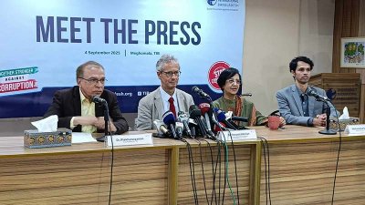ট্রান্সপারেন্সি ইন্টারন্যাশনাল বাংলাদেশের কার্যালয়ে প্রেস ব্রিফিং