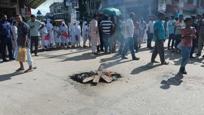 শিক্ষককে মারধরের প্রতিবাদে শিক্ষার্থীরা বিক্ষোভ এবং পৌর শহরের গুরুত্বপূর্ণ চৌরাস্তা মোড়ে সড়ক অবরোধ করেন