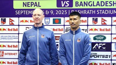 নেপাল কোচ ম্যাট রস ও অধিনায়ক কিরণ।