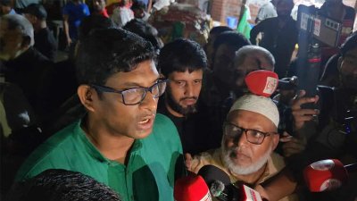 সাংবাদিকদের সঙ্গে কথা বলছেন জাতীয় পার্টির মহাসচিব ব্যারিস্টার শামীম হায়দার পাটোয়ারী/বাংলা ট্রিবিউন