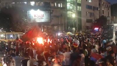 সড়কে টায়ার জ্বালিয়ে গণঅধিকার পরিষদের বিক্ষোভ