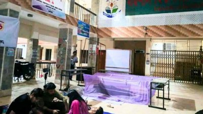 অনশনরত শিক্ষার্থীদের পাশেই মশারি টানিয়ে ববি উপাচার্যের রাত্রিযাপন