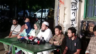 বিশ্ববিদ্যালয়ের মধুর ক্যান্টিনের সামনে আয়োজিত সংবাদ সম্মেলনে জামালুদ্দীন মুহাম্মদ খালিদ/বাংলা ট্রিবিউন