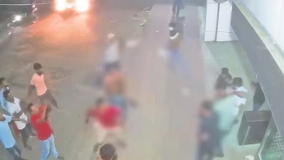 বুধবার দিবাগত রাতে সোহাগ পরিবহনের মালিকের ভাইসহ অন্তত সাতজনকে কুপিয়ে আহত করে দুর্বৃত্তরা/ ভিডিও থেকে নেওয়া স্ক্রিনশট