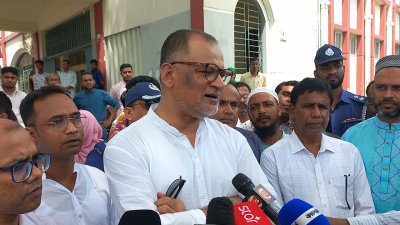 জয়পুরহাটে সাংবাদিকদের সঙ্গে কথা বলেন বাণিজ্য উপদেষ্টা