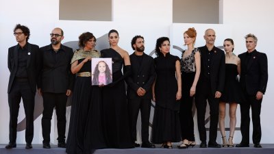 ভেনিস উৎসবের লালগালিচায় ‘দ্য ভয়েস অব হিন্দ রাজাব’ টিমের সঙ্গে (সর্বডানে) রুনি মারা ও ওয়াকিন ফিনিক্স