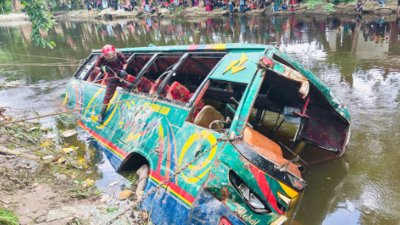 দুর্ঘটনাকবলিত আনন্দ পরিবহনের বাস