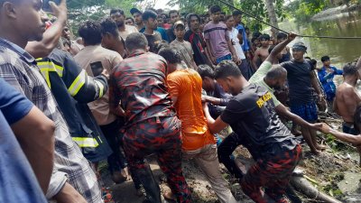 একটি বাস নিয়ন্ত্রণ হারিয়ে খাদে পড়ে যায়