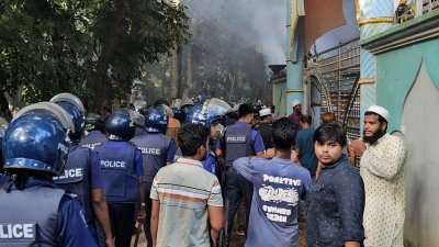 দরবারের সামনে গতকাল থেকেই পুলিশ মোতায়েন রয়েছে