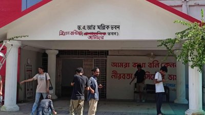 চট্টগ্রাম বিশ্ববিদ্যালয়ে (চবি) নিয়োগ বাণিজ্যের অভিযোগ তুলে প্রশাসনিক ভবনের নামফলক কেটে ‘নিয়োগ বাণিজ্যের জমিদার ভবন’ লিখে প্রতিবাদ জানিয়েছেন বামপন্থি কয়েকটি সংগঠনের নেতারা