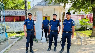 কুষ্টিয়ায় কুমারখালী উপজেলার ছেঁউড়িয়ায় বাউল সম্রাট লালন শাহের আখড়াবাড়িতে নিরাপত্তা জোরদার