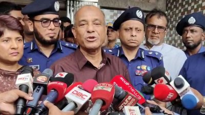 গজারিয়ায় অস্থায়ী পুলিশ ক্যাম্প পরিদর্শন শেষে সাংবাদিকদের সঙ্গে কথা বলেন স্বরাষ্ট্র উপদেষ্টা লেফটেন্যান্ট জেনারেল (অব.) জাহাঙ্গীর আলম চৌধুরী