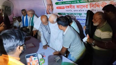 সখিপুর উপজেলা কৃষক শ্রমিক জনতা লীগের দলীয় কার্যালয়ে হঠাৎ অসুস্থ হয়ে পড়েন বঙ্গবীর কাদের সিদ্দিকী