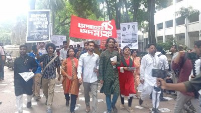 মধুর ক্যান্টিনের সামনে থেকে মিছিলে নেতৃত্ব দেন ‘অপরাজেয় ৭১-অদম্য ২৪’ প্যানেলের ভিপি প্রার্থী নাইম হাসান হৃদয়