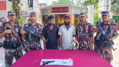 পিস্তল এবং গুলিসহ আটক ট্রাকের চালক ও হেলপার