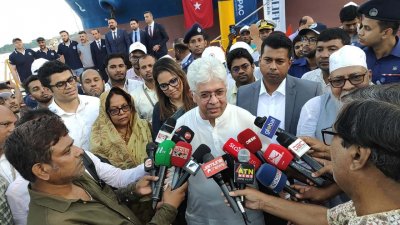 সাংবাদিকদের সঙ্গে কথা বলছেন শিল্প এবং গৃহায়ণ ও গণপূর্ত মন্ত্রণালয়ের উপদেষ্টা আদিলুর রহমান খান