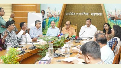 আন্তর্জাতিক সাক্ষরতা দিবস উপলক্ষে আয়োজিত সংবাদ সম্মেলনে প্রাথমিক ও গণশিক্ষা উপদেষ্টা অধ্যাপক ডা. বিধান রঞ্জন রায় পোদ্দারসহ অন্যরা