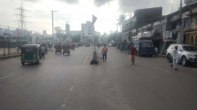 সড়কে স্বাভাবিকের চেয়ে কম যানবাহন চলাচল করছে