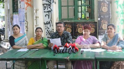 সংবাদ সম্মেলনে শিক্ষক নেটওয়ার্কের নেতারা (ছবি: নাসিরুল ইসলাম)