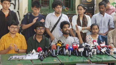 বিশ্ববিদ্যালয়ের মধুর ক্যান্টিনে আয়োজিত এক সংবাদ সম্মেলনে মেঘমল্লার বসু/বাংলা ট্রিবিউন