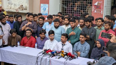 রাকসু কোষাধ্যক্ষ কার্যালয়ের সামনে প্যানেল ঘোষণা করেন শাখা ছাত্রশিবিরের নেতৃবৃন্দ