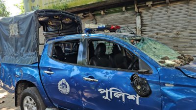 ভাঙচুর করা পুলিশের গাড়ি