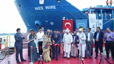 অত্যাধুনিক বহুমুখী জাহাজ ‘ওয়েস ওয়্যার’ হস্তান্তরর অনুষ্ঠানে শিল্প মন্ত্রণালয় এবং গৃহায়ণ ও গণপূর্ত মন্ত্রণালয়ের উপদেষ্টা আদিলুর রহমান খান/বাংলা ট্রিবিউন