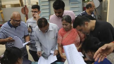 পশ্চিমবঙ্গে ভোটার তালিকা দেখছেন আবেদনকারীরা। ছবি: ডয়েচে ভেল।