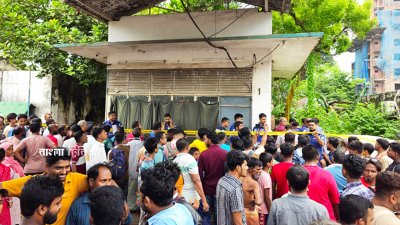 বগুড়া শহরের শতাব্দী ফিলিং স্টেশনের অফিস কক্ষে ক্যাশিয়ারকে ছুরিকাঘাতে হত্যা, খবর পেয়ে স্থানীয় লোকজনের ভিড়