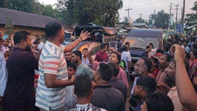 গাজীপুরের শ্রীপুরে এক ব্যবসায়ীকে ‘অস্ত্রসহ আটকের’ পর নিয়ে আসার সময় র‌্যাব সদস্যদের গাড়ি আটকে বিক্ষোভ করেছেন ব্যবসায়ী ও স্থানীয় লোকজন