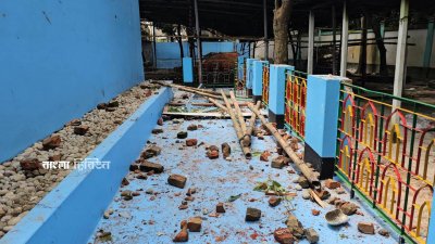 হামলা-ভাঙচুর ও অগ্নিসংযোগের ঘটনায় দরবারের ভেতর ছড়িয়ে-ছিটিয়ে আছে বিভিন্ন জিনিসপত্র