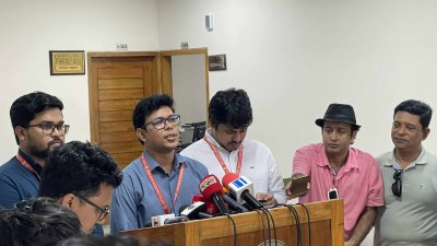 সাংবাদিকদের সঙ্গে কথা বলছেন জহিরুল ইসলাম মুসা