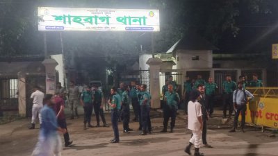 শাহবাগ থানার সামনে পুলিশের বসানো হয়েছে চেক পোস্ট