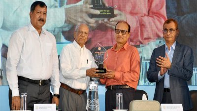 অনুষ্ঠানে উপদেষ্টা ‘উপানুষ্ঠানিক শিক্ষা সম্মাননা’ প্রাপ্তদের হাতে পুরস্কার তুলে দেন/বাংলা ট্রিবিউন