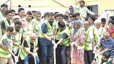 প্যারিস রোডের পার্শ্ববর্তী খাল পরিষ্কার কর্মসূচিতে ঢাকা মহানগর উত্তর বিএনপির আহ্বায়ক আমিনুল হক/বাংলা ট্রিবিউন