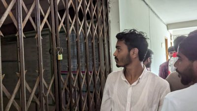 দুপুর ১টার দিকে রেজিস্ট্রার অফিসে তালা দেন বিক্ষুব্ধ শিক্ষার্থীরা