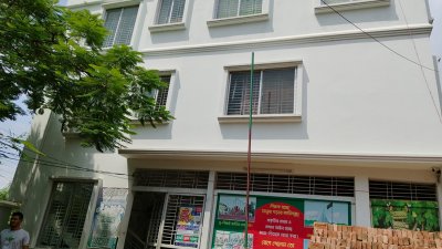 বাড়িটিতে গত তিন চার যাবৎ ভাড়া থাকছিলেন তারা